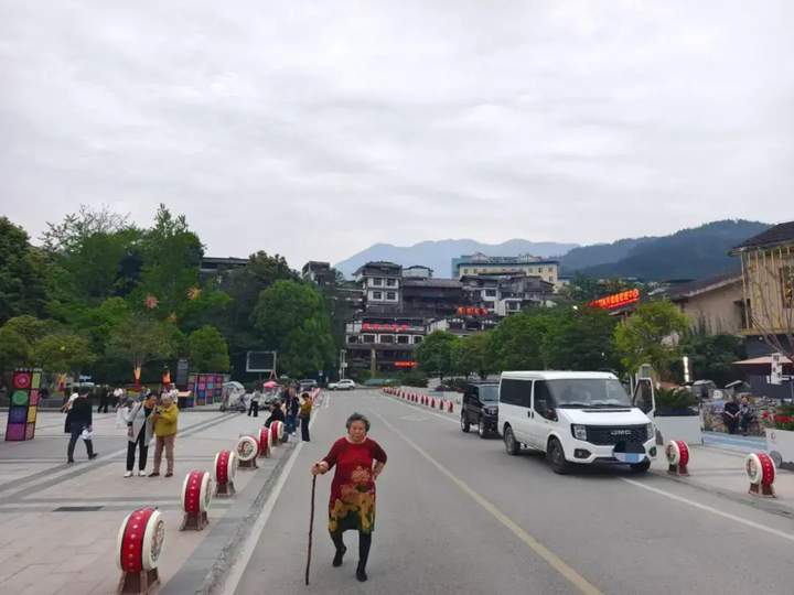 配图