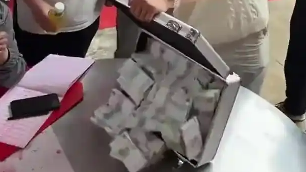 配图