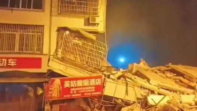配图
