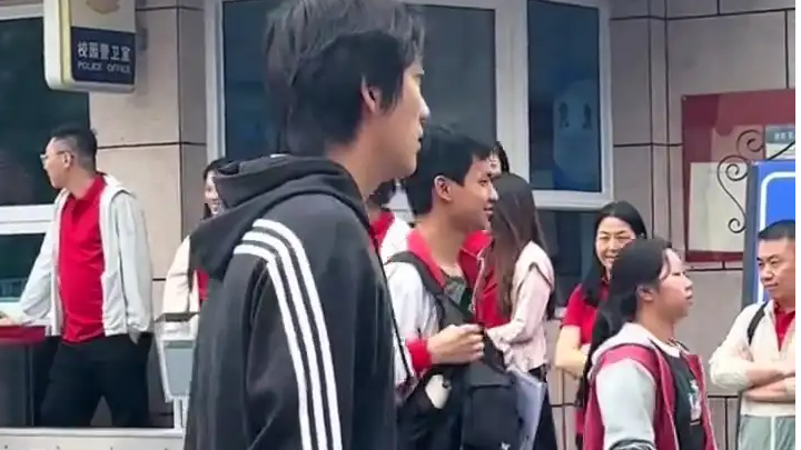 配图