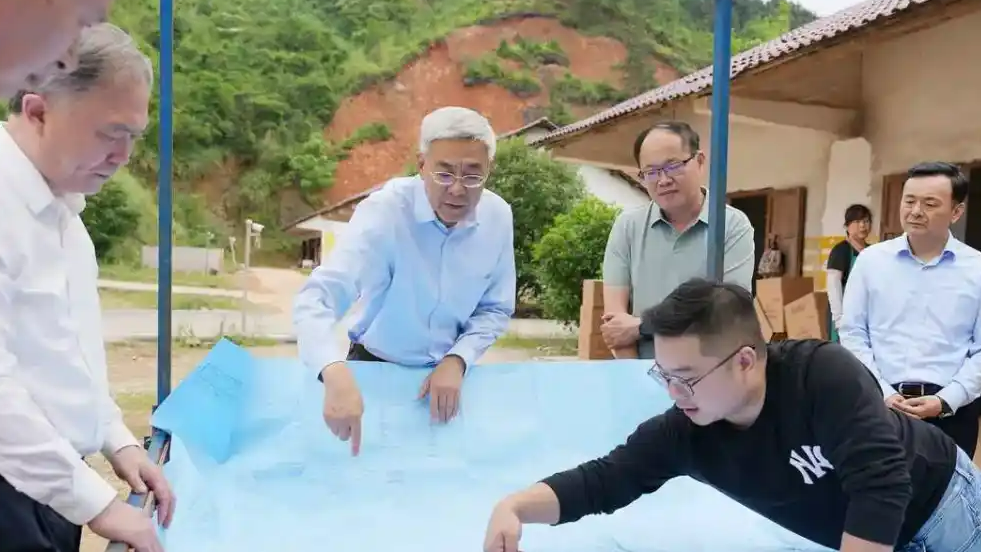 配图
