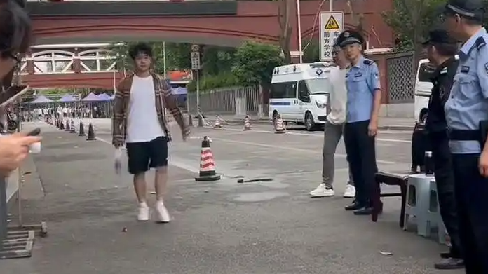 配图