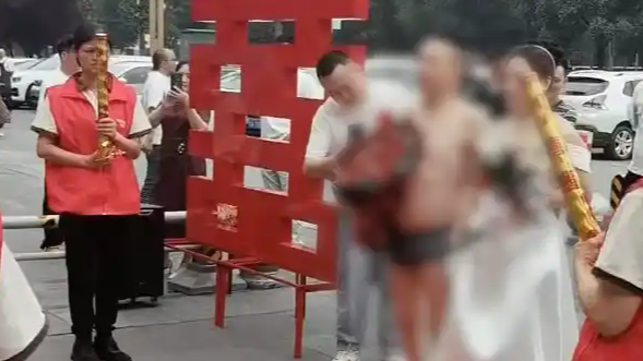 配图