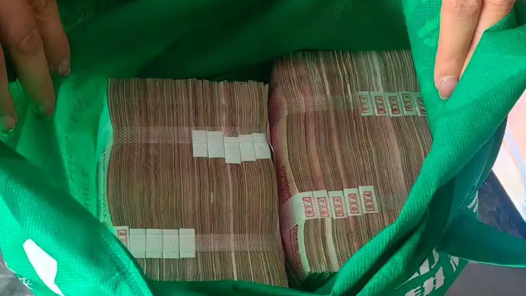 配图