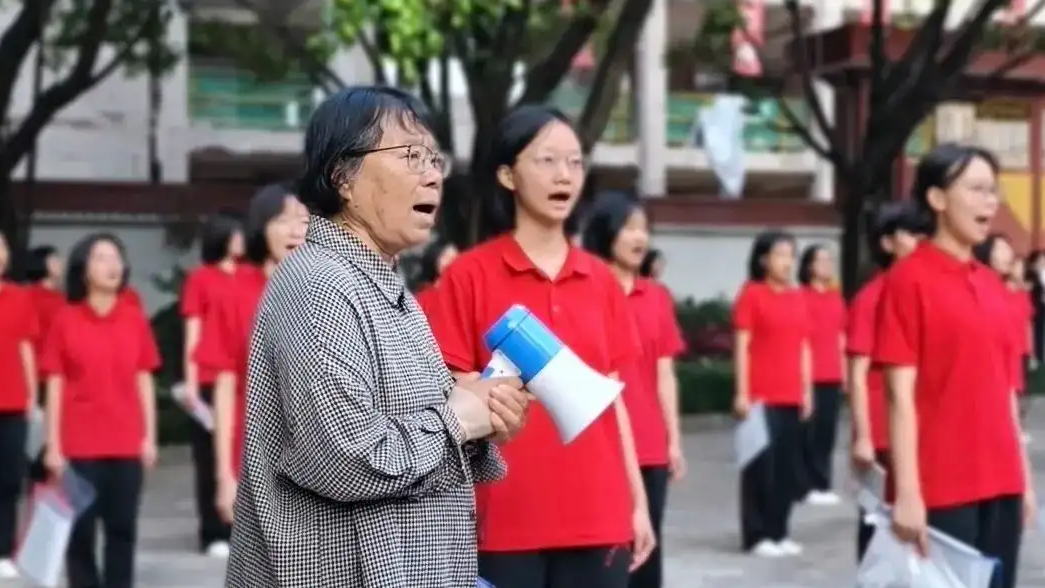 配图